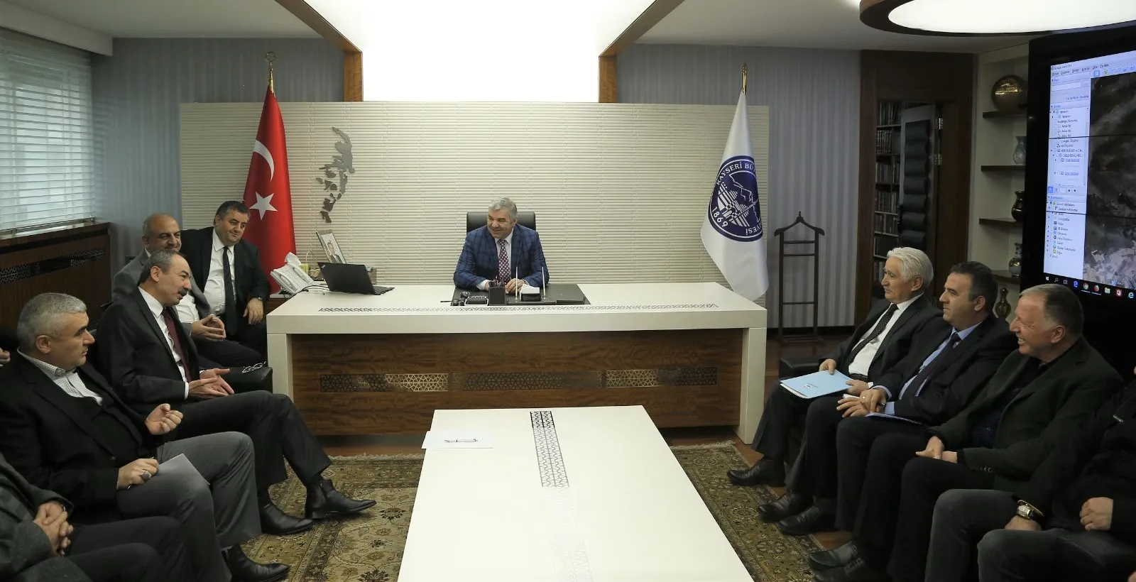 Kayseri Ticaret Odası Yönetim Kurulu Başkanı Ömer Gülsoy ve yönetimi ile S.S Kayseri Ticaret Karma Küçük Sanayi Sitesi Yapı Kooperatifi yönetimi, Büyükşehir Belediye Başkanı Mustafa Çelik’i ziyaret etti.