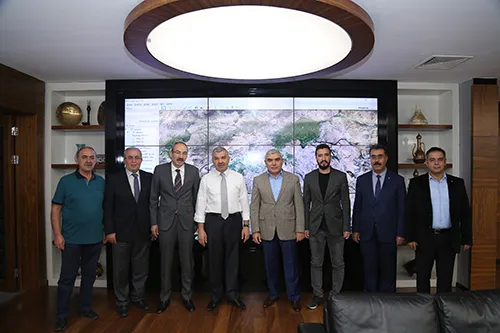 Kayseri Ticaret Odası Yönetim Kurul Başkanı Ömer GÜLSOY ile S.S Kayseri Ticaret Karma Küçük Sanayi Sitesi Yapı Kooperatifi yönetimi, Büyükşehir Belediye Başkanı Mustafa ÇELİK’i ziyaret etti.